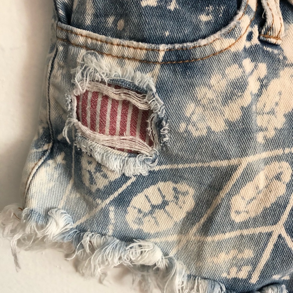 LAST CHANCE SALE! Free People Batik Frayed Printed Jean Shorts Size 27 - Picture 4 of 6